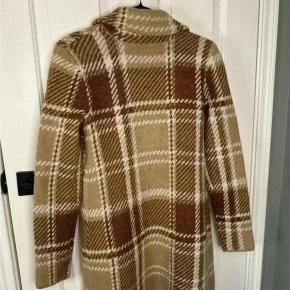 Absolutely Famous - Picture 14 of 16